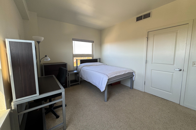 Bedroom - Sublet: Furnished Room with Private Bath – 15 Min Walk to JMU (Spring Semester) Apartments