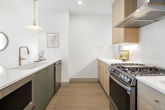 Shared kitchen/dining/living room - Room for Rent in a Beautiful New Townhouse Near the W-Line Train