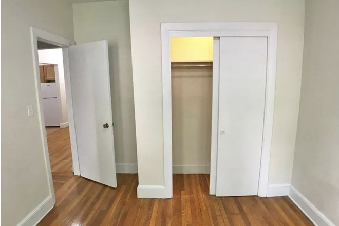 Bedroom - Private room in Brookline