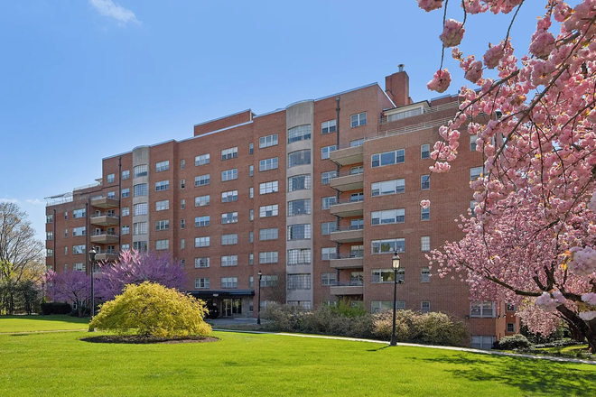 Side view - 2-bedroom, 2-bath condo that offers comfort, convenience and close proximity to both Jo