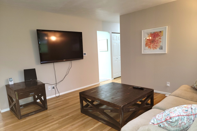 Front room - 100 Georgetown CT is within 5 minutes or 3.0 miles from Purdue University House