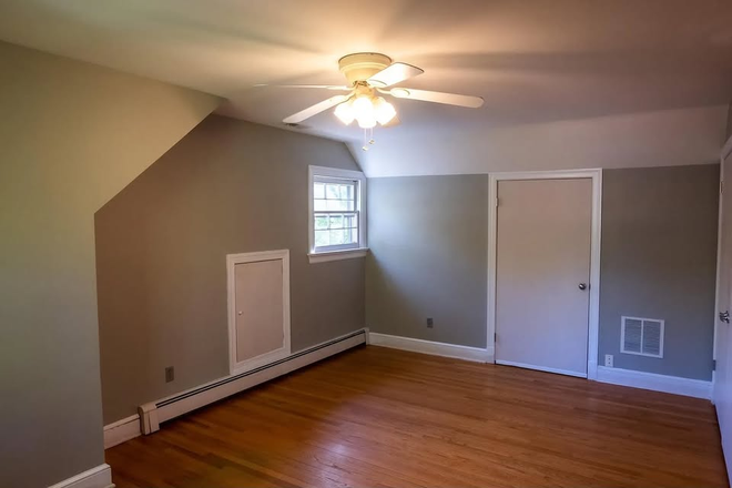 Room to Rent - big enough for Bed and additional furniture - Spacious Room Available Now! – Quiet, Friendly Home 3b2b Near UVA and Barracks