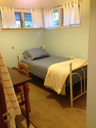 bedroom - Manoa [email removed] [email removed] Five minutes walking disatance to UH House