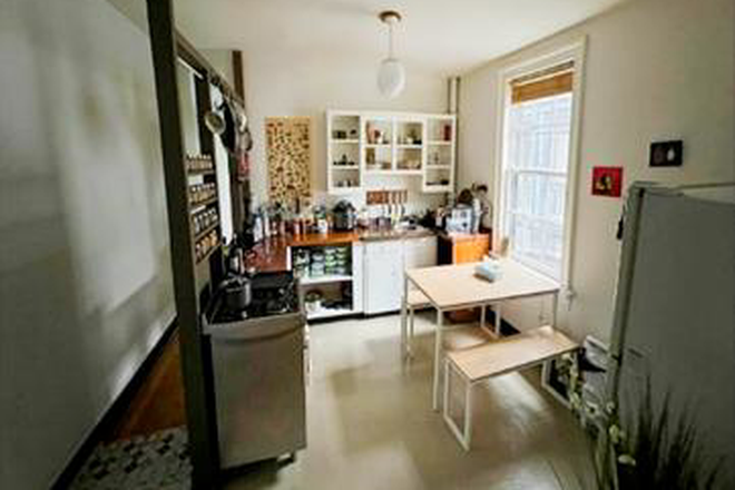 Kitchen - 1 bedroom, 1 bathroom second floor Cabbagetown apartment for rent (unfurnished)