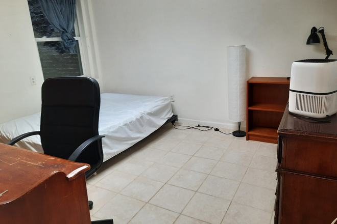 Available Bedroom 2 (Middle) - $1000 - 6 BR, 4 BA, duplex flat - Rooms available for summer sublet or lease Townhome