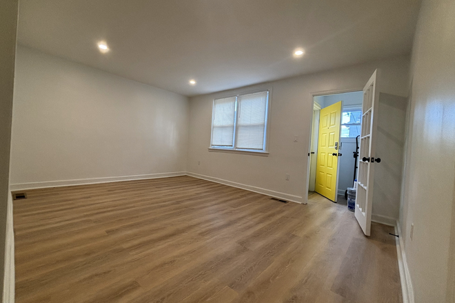 Entry/Main Floor Spacious Living Area - 7min to Campus | Furnished & Utilities Included Duplex