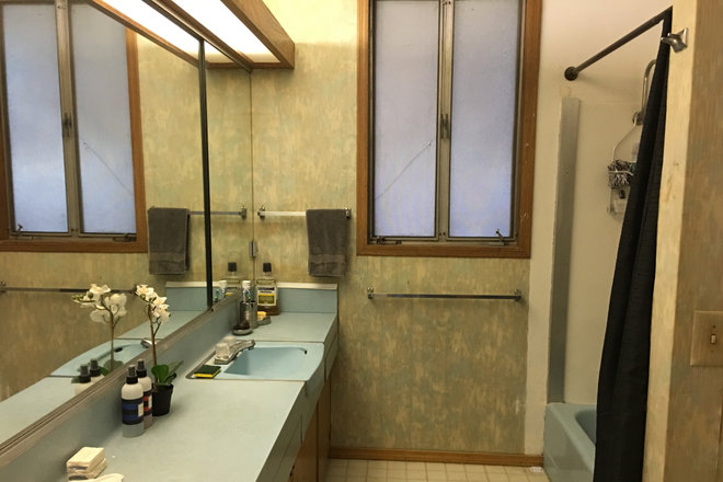Bathroom upstairs - Bright & Cozy Room in La Canada Flintridge House