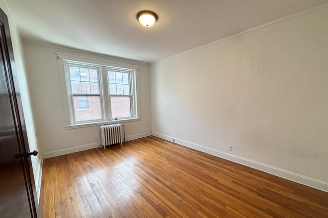 Bedroom - AVAILABLE NOW - BEAUTIFUL 1 BEDROOM NEAR BC CAMPUS (HEAT AND HOT WATER INCLUDED) NO FEE! Apartments