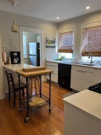 Eat-in Kitchen - Bright & Spacious 2-Bedroom Apartment in Prime Location