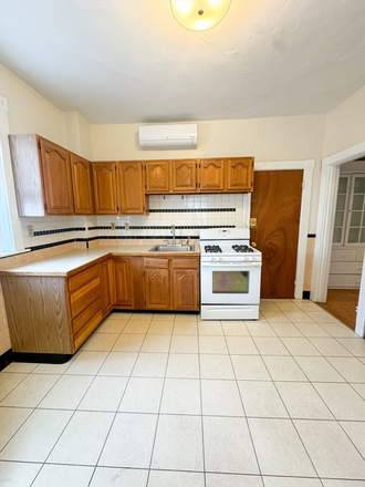 living - SPACIOUS 2 BED/2 BATH ON HARVARD AVE! Apartments