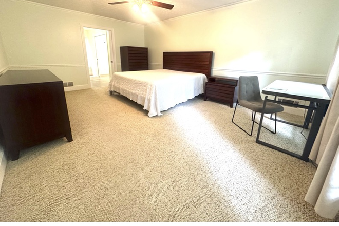 Larger bedroom, bedroom A - House Convenient to Both Campuses