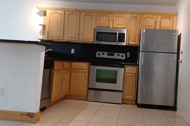 Kitchen - Close to U.M. walking distance to Dadeland Mall, Metro, Publix Condo