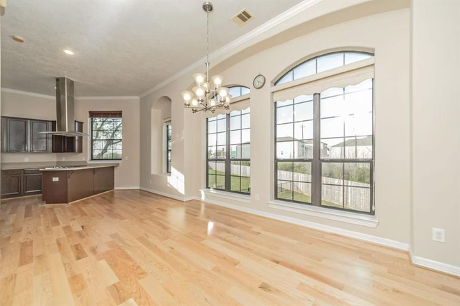 Living room - a single house to rent out with 3 bedrooms with 3.5 bathrooms, nearby Rice and Medical Center