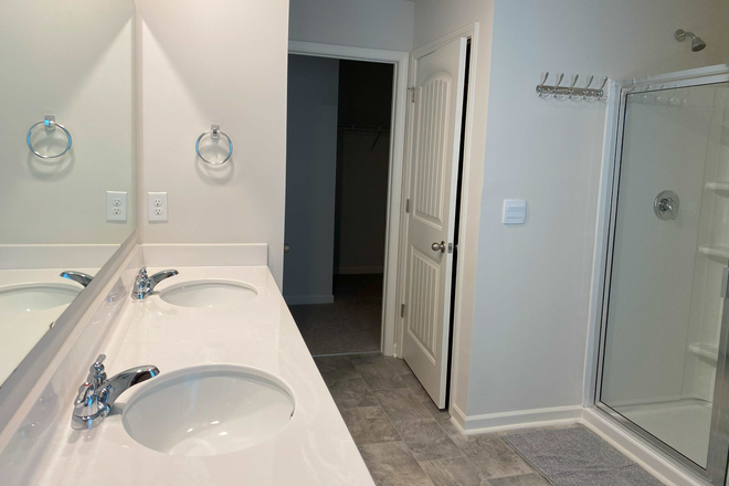 Master Bath - (Shared): 3 BR/2.5Bath Townhome 1 mile from UNG Dahlonega