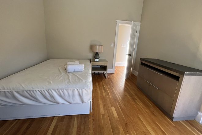 bedroom - 8 Bedrooms, 3.5 Bathrooms Triplex