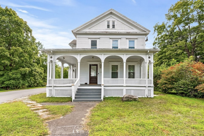 Exterior - Two Bedroom Apartment Next to UMASS