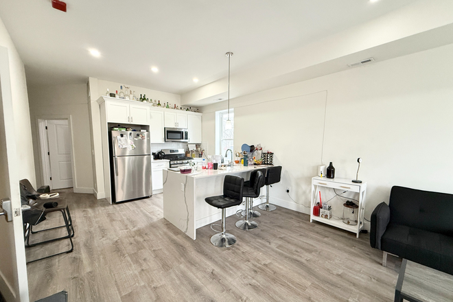 Kitchen - Modern 4 Bed 1 Bath near Ruggles