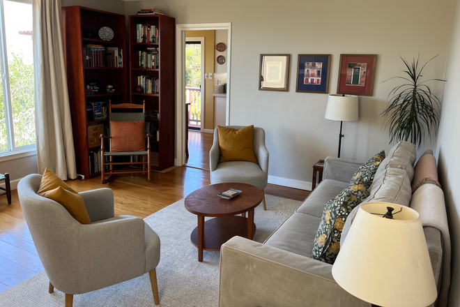 living room - Bright, Furnished home with beautiful yard- 1 bed 2 bath