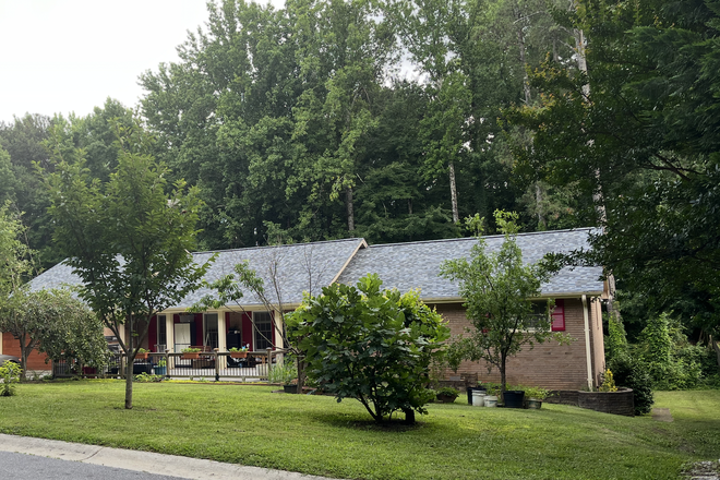 Front house - Clean Private Bed Room (Free Wifi-Internet-Utilities-AC-Heat-Cleaning) House