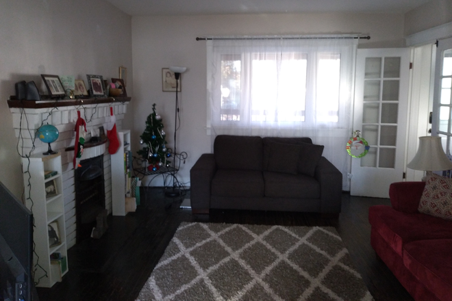 living room - Sunny Furnished Private Room - laundry/utilities/internet, close to subway/GO, shared kitchen/bath House