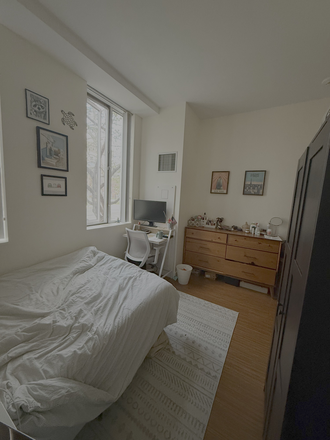 Bedroom  (dresser + desk & monitor) - Bedroom sublet in a 3Br/2ba Apartments