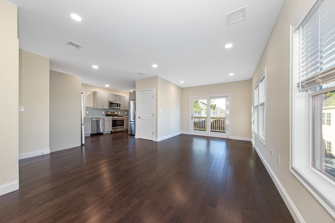 Living Space - Renovated 5 Bed / 5.5 Bath Duplex Near Tufts With Exclusive Decks And Parking Duplex