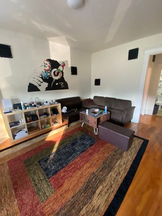! - COMM AVE 1 bed with HUGE living room and very big kitchen. No fee, no sec., + HT/HW! Ref# 150035142 Apartments