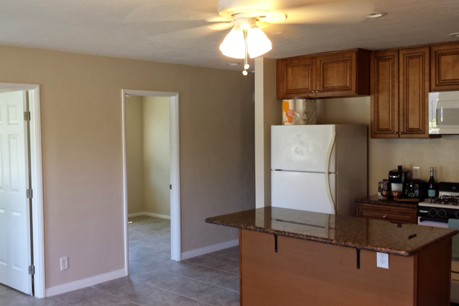 Kitchen: center island - 388 Shaffer - Student Housing House