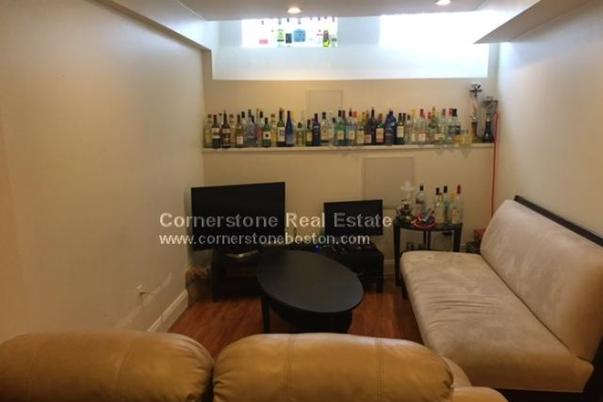 Livingroom - Modern 5-bed 2 bath DUPLEX!  Easy Walk to Campus! Duplex