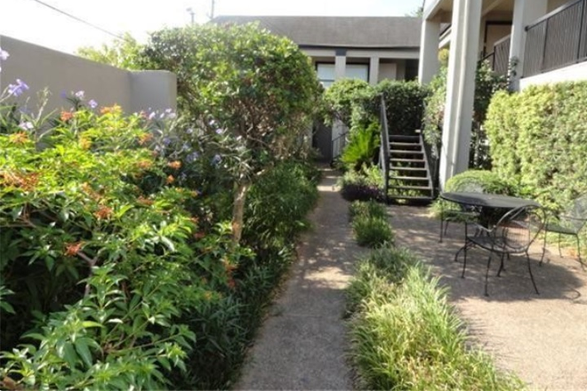 Courtyard - Two-bedroom ; one-bath unit; 15 minute bicycle ride to campus (2.5 miles).