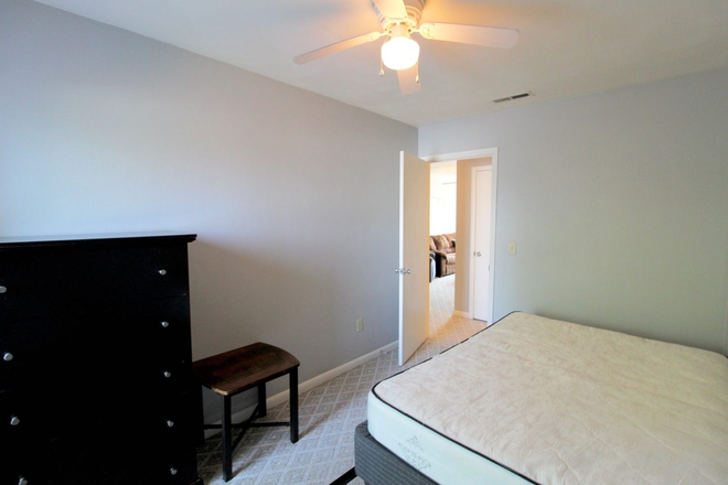 Bedroom - Townhouse for rent .5 miles from JMU campus!