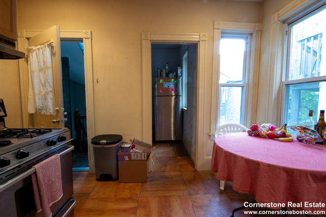 Kitchen - 4 Bedroom on Calumet! $1250/Bedroom!!