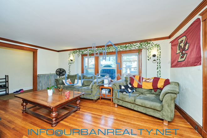 LIVING ROOM - **JUNIOR YEAR 2026-2027** LARGE 3 BED 1 BATH - LARGE LIVING ROOM AND KITCHEN - WALK TO CAMPUS! Apartments