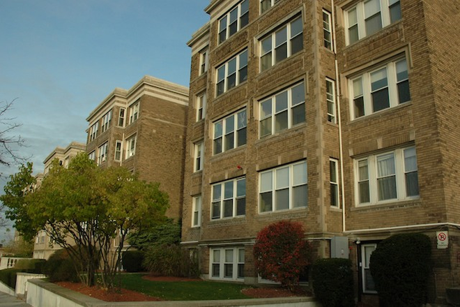 Hub Realty - Handy large 2 bedroom with updated kitchen and deck, in Brighton