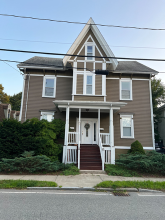 Front entrance - Five bedroom 3 baths spacious luxury apartment in Newton, close to Lasell, Brandeis and Bentley