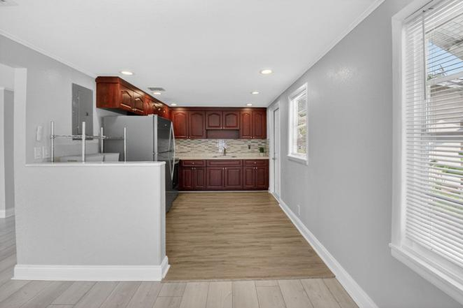 kitchen - Cottage  9 min to Campus. 1.5 blocks to Atlantic ave Downtown. 1.5 miles from Beach House