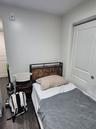 Bedroom - Fully Furnished - Mission Hill private room Apartments