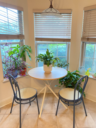 Kitchen table - Room in thome for female-Juniper Ct-South Brunswick