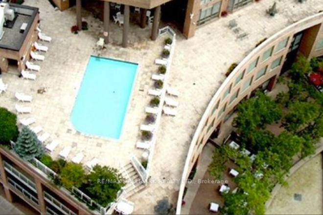 Outdoor Pool - 1 Bedroom in a 2-Bedroom Apartment with a Female Roommate