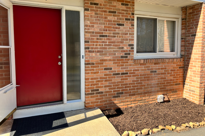 Front door - 3 Bedroom, 1.5 Bathroom Townhouse - Convenient to Campus and I-84