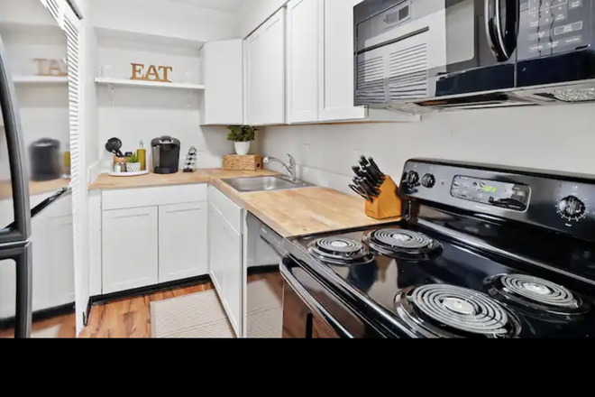 Kitchen - Delmar Estates Escape - 1 bed 1 bath - Near Wash U, BJC, SLU, Delmar Loop Apartments