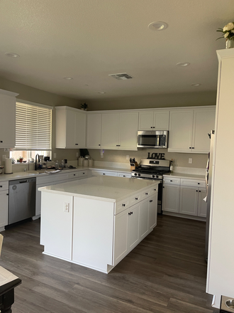 Shared kitchen with monthly cleaner - Room for rent in New House