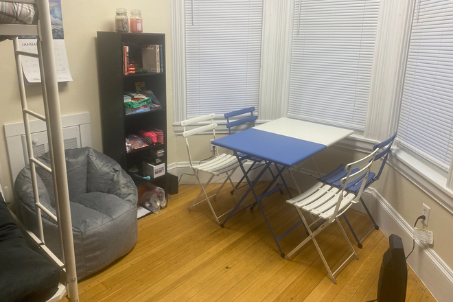 Dining nook - 2026 Spring Semester Sublet ... Studio apartment 2 blocks from campus!