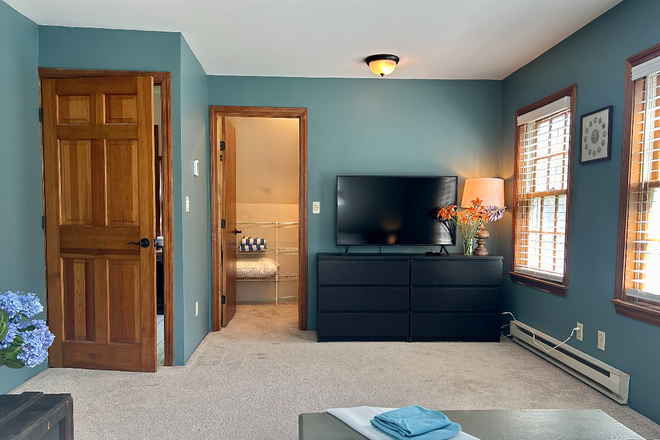 Bedroom - Beautiful Room, Gorgeous House, TWO FULL BATHS. FREE LAUNDRY, INCL ALL UTILITIES, 20 min to U.MASS
