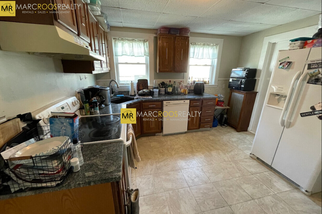 Call NOW for showings! 617-236-8600 - DOW ST - *6/1/2026* HUGE TOP FLR DUPLEX 5BR NEAR TUFTS W/ 2 BATH, EIK, DW, 3 DECKS, YARD, PRKNG INC
