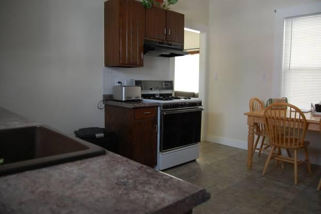 Call NOW for showings! 617-236-8600 - PROSPECT STREET - AWESOME WALTHAM 2 BED W/ LAUNDRY IN THE UNIT! *AVAIL 6/01/2025* Apartments