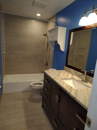 Master bathroom - 2bdrm 2bthrm between University and Foothills village ctr. Condo