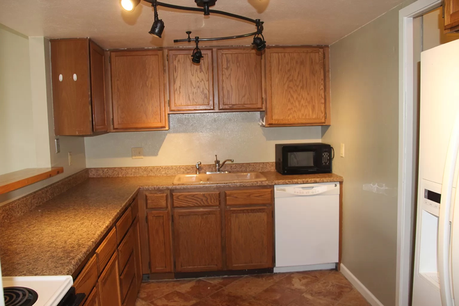 kitchen - 3 bed/2.5 bath townhome