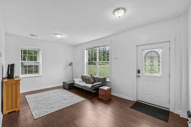 Living room - Cozy House Walking Distance to UMD Campus