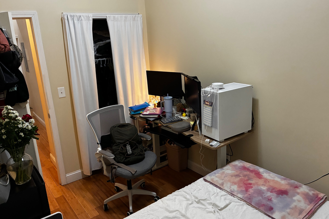 room - FULL Spring semester and Summer 1 & 2 Sublet in East $900 Apartments